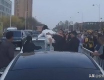 女子当街烧死小三原配带人砸车捉奸后续！现场曝光小三正脸被扒聊天记录毁三观